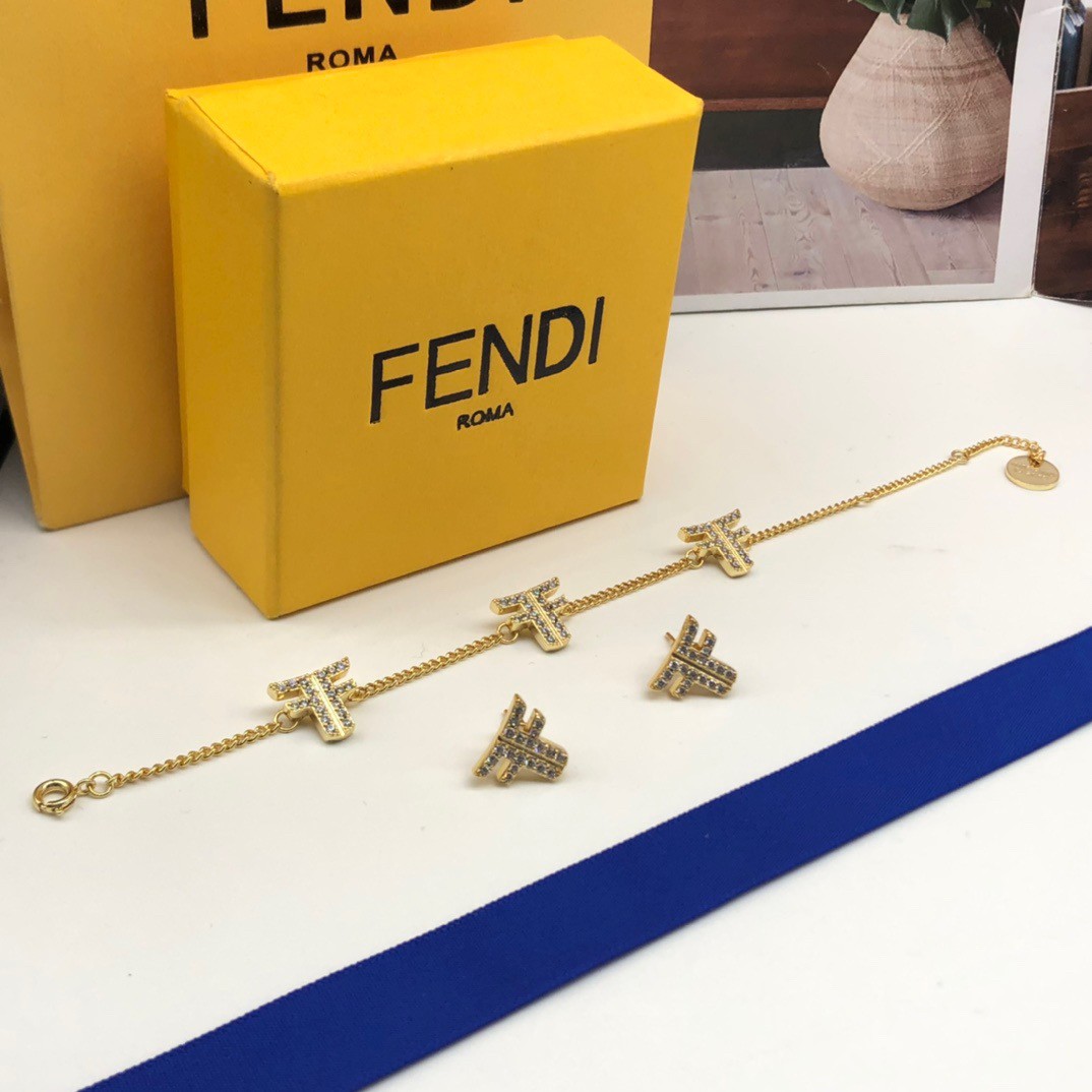 P2533 สร้อยข้อมือ Fendi